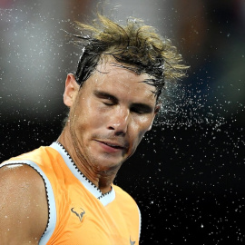 Rafael Nadal se sacude el sudor de la cabeza durante un partido disputado en Australia en 2019.