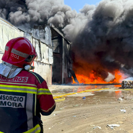 La nube tóxica tras el incendio declarado en una planta de tratamiento de residuos de Roales (Zamora).