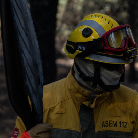 Un bombero trabaja el pasado 28 de julio en las tareas de extinción del incendio de la sierra oeste de Madrid en los alrededores del pantano de San Juan.