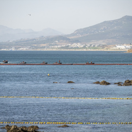 Barrera flotante de contención en Ceuta.