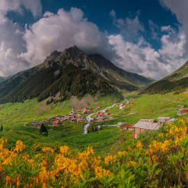 Un pueblo al pie de la montaña. en una imagen de archivo.