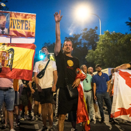 Decenas de personas durante una manifestación ultra ante la embajada de Marruecos en Madrid, a 2 de agosto de 2026.