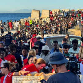 Migrantes esperando el reparto de alimentos básicos el pasado lunes en Ceuta.