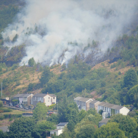 Un incendio se extiende por el Valle de Rhondda en Reino Unido.