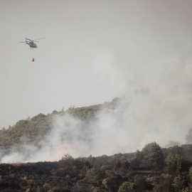 Un helicóptero durante las labores de extinción de un incendio forestal.