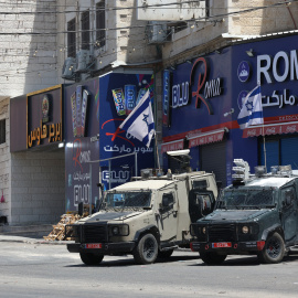 Dos vehículos militares israelíes en Jerusalén Este.