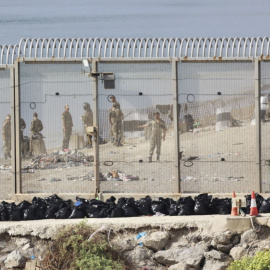 Fuerzas auxiliares marroquíes en la zona de la valla que separa Ceuta de Marruecos