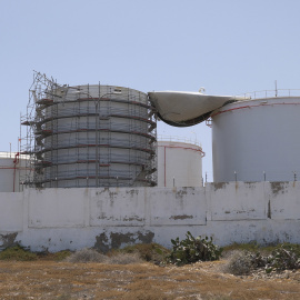 Tanque de combustible en el que se ha producido la explosión en la planta del polígono industrial de Salinetas, en el municipio de Telde (Gran Canaria), que ha levantado la cubierta del mismo.