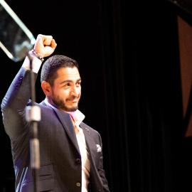 Abdul El-Sayed se dirige a sus seguidores en la fiesta organizada para seguir los resultados de las primarias en Detroit, Míchigan.