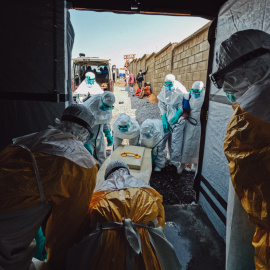 Sanitarios trabajan durante el brote de ébola en la RD del Congo, a 5 de agosto de 2026.