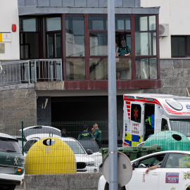 Varios agentes de la guardia cilvil y una ambulancia en el cuartel de Llanes (Asturias), a 5 de agosto de 2026.