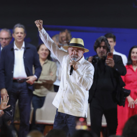 El presidente de Brasil, Luiz Inácio Lula da Silva, habla en la convención nacional de su partido.