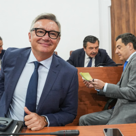 El vicepresidente segundo y consejero de Turismo andaluz, Manuel Gavira, junto al presidente de la Junta, Juan Manuel Moreno Bonilla, en una imagen de archivo.