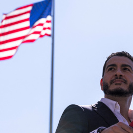 Abdul El-Sayed, ganador de las primarias demócratas al Senado por Michigan, habla durante una conferencia de prensa en Detroit frente a la estatua «Spirit of Detroit» (05/08/26)