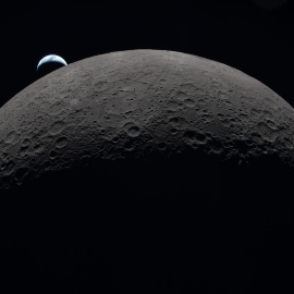 La tierra poniéndose tras la luna en una imagen de archivo proporcionada por la NASA.
