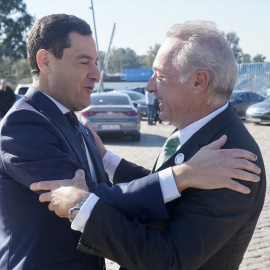 El presidente de la Junta de Andalucía, Juanma Moreno, saluda al cantante sevillano, José Manuel Soto