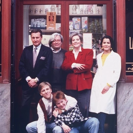 Los protagonistas de la histórica serie 'Farmacia de Guardia'.