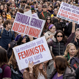 Varias mujeres con pancartas en apoyo a víctimas de violencia machista durante el 8M, en una imagen de archivo.