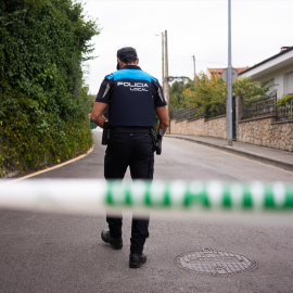 Un policía municipal vigila un cordón policial, a 5 de agosto de 2026, en Llanes.
