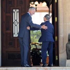 El Rey VI junto a Juan Jesús Vivas Lara, presidente de la Ciudad Autónoma de Ceuta, en el Palacio de Marivent, en Palma de Mallorca (06/08/26)
