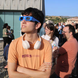 Un jove observa el Sol amb les ulleres homologades des de la terrassa del campus ebrenc de la URV  (dimecres 29 d’abril del 2026)