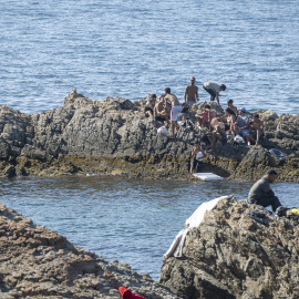 Varias personas nadando, a 2 de agosto de 2026, en Ceuta.
