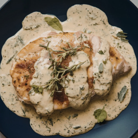 Receta de filetes de pollo al horno con salsa cremosa de hierbas.