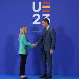 El presidente del Gobierno, Pedro Sánchez, saluda a su homóloga italiana, Giorgia Meloni, en una cumbre europea