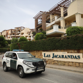 Agentes de la Guardias Civil en el domicilio donde tuvieron lugar los hechos el pasado 21 de julio en Benahavís (Málaga).