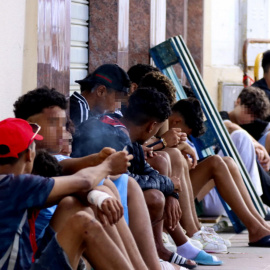 Decenas de menores que entraron irregularmente en Ceuta, a las puertas de la Jefatura Superior de Policía de la ciudad para ser identificados.