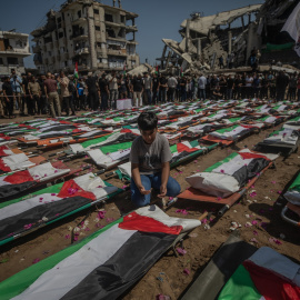 Un niño durante el entierro masivo de 112 miembros de una misma familia en Gaza el pasado 4 de agosto.