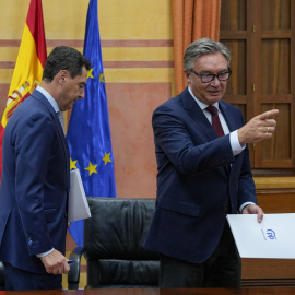 El vicepresidente segundo y consejero de Turismo andaluz, Manuel Gavira, junto al presidente de la Junta, Juan Manuel Moreno Bonilla, en una imagen de archivo.