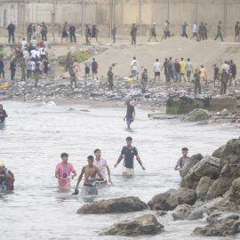 Decenas de intentando cruzar la frontera, a 31 de julio de 2026, en Ceuta.