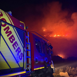 Efectivos de bomberos trabajando en la extinción del incendio de la provincia de Castelló.