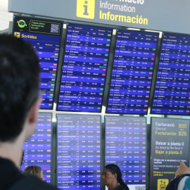Panells informatius dels vols a l'aeroport del Prat, en una imatge d'aquest dissabte 8 d'agost. 08/08/2026