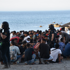 Migrantes recibiendo ayuda asistencial de Cruz Roja.
