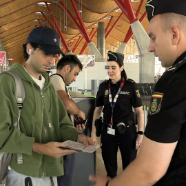 Policía Nacional efectuando controles de pasaportes a viajeros procedentes de Italia.