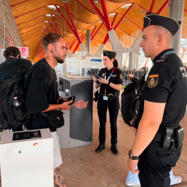 Policía Nacional efectuando el control aleatorio a un pasajero procedente de Italia.