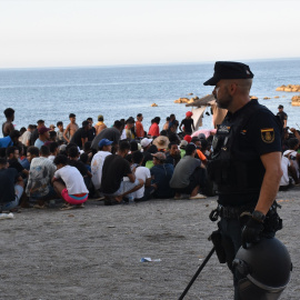 Cientos de personas migrantes reciben atención sanitaria de profesionales del INGESA y voluntarios de Cruz Roja, en la playa del Trampolín, a 7 de agosto de 2026, en Ceuta.