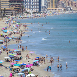 Varias personas se refugian del calor en la Playa Galúa (Cartagena), en una imagen de archivo.