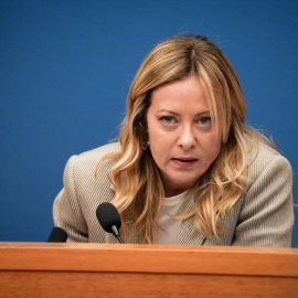 Giorgia Meloni, la primera ministra italiana, interviene durante una rueda de prensa en el Salón de Grupos Parlamentarios de la Cámara de Diputados