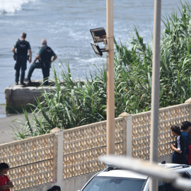 Fotografía de archivo de dos agentes de la Guardia Civil en la frontera entre Ceuta y Marruecos