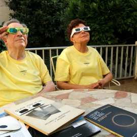 Els turistes astronòmics Jaume Sacasas i Carme Lluís proven les ulleres de protecció d'eclipsis que faran servir el 12 d'agost