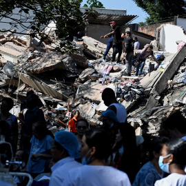 Trabajos de rescate en un edificio derrumbado en Cali tras el terremoto de Colombia.