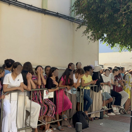 EuropaPress_7704631_ninos_ninas_esperan_puertas_jefatura_superior_policia_ceuta_les_registren
