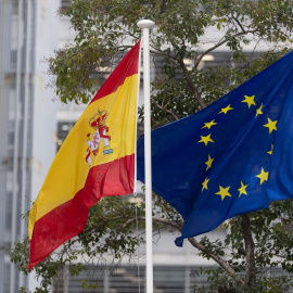 La bandera de España y de la Unión Europea ondean en la sede del SEPI, en Madrid, en una imagen de archivo.