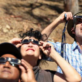 Personas observan un eclipse solar en Sudáfrica, a 17 de febrero de 2026.