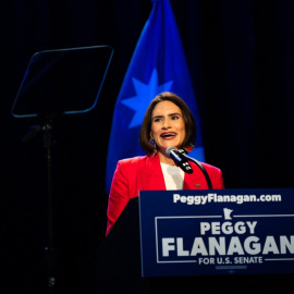La candidata demócrata para el Senado de EEUU, Peggy Flanagan, en las elecciones primarias de Wisconsin.