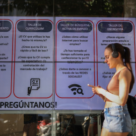 Una joven frente a la fachada de una Oficina de Empleo, en una imagen de archivo.