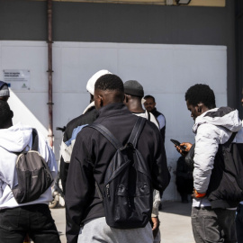 Migrantes en el puerto de Almería.